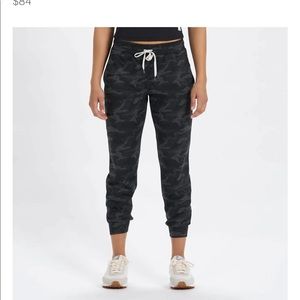 Vuori Black Camo XS Women’s Performance Crop Joggers